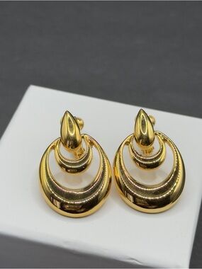 Vintage Napier gold tone clip on with screw back earrings